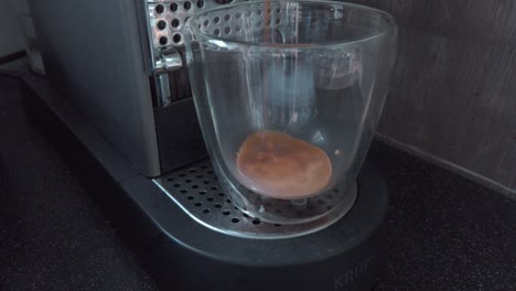 Kaffee-In-Ein-Glas-Gießen