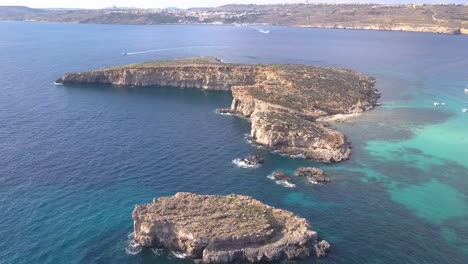 Vista-Alta-Y-Amplia-Del-Océano-Y-Las-Islas-Frente-A-La-Costa-De-Comino,-Malta,-Cerca-De-La-Laguna-Azul