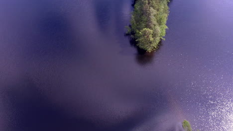 Wunderschönes-Drohnenvideo-Von-Zwei-Kleinen-Kaps-In-Einem-Finnischen-Waldsee