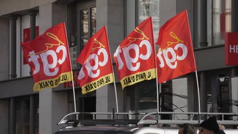 Vier-Rote-Gewerkschaftsfahnen-Von-CGT-Bewegen-Sich-Im-Wind-Auf-Dem-Dach-Eines-Demonstrationsfahrzeugs