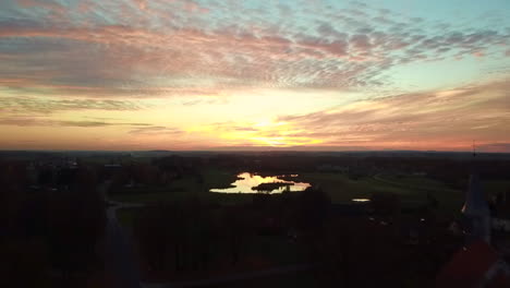 Drohne-Fängt-Den-Sonnenuntergang-über-Der-Kirche-In-Estland-Ein