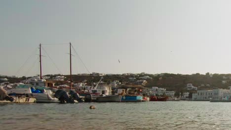 Boote-Legten-In-Einem-Hafen-Auf-Der-Griechischen-Insel-Mykonos-An