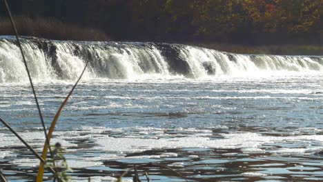 Venta-River-Rapid-Wide-Shot,-Der-Breiteste-Wasserfall-Europas-An-Einem-Sonnigen-Herbsttag,-In-Der-Stadt-Kuldiga,-Lettland