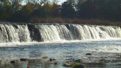 Venta-River-Rapid-Wide-Shot,-Der-Breiteste-Wasserfall-Europas-An-Einem-Sonnigen-Herbsttag,-In-Der-Stadt-Kuldiga,-Lettland