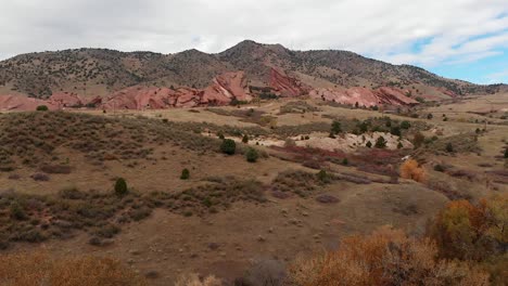 Toma-Aérea-Del-Anfiteatro-De-Rocas-Rojas-Ganando-Altitud-En-Otoño