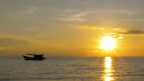 Silhouette-Eines-Fischerbootes-Am-Horizont-Mit-Dem-Sonnenuntergang-Im-Hintergrund