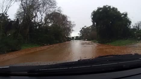 De-Un-Automóvil-Que-Circula-Por-Caminos-Inundados-En-Un-Pueblo-Rural-Español