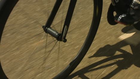 Nahaufnahme-Des-Rades-Des-Fahrrads,-Während-Der-Radfahrer-In-Die-Pedale-Tritt