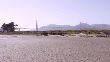 Menschen,-Die-An-Der-Golden-Gate-Bridge-Vorbeigehen-Und-Auf-Berge-Und-Strand-Blicken