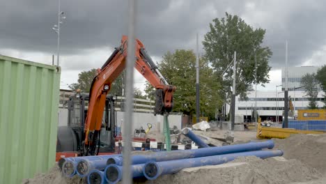 Ein-Bagger-Bei-Umfangreichen-Renovierungsarbeiten-Am-Bahnhof-Amstel-In-Amsterdam