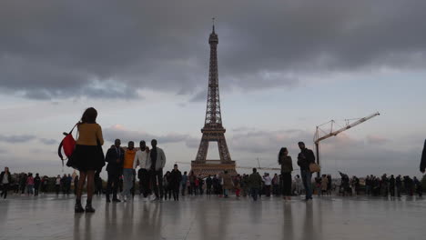 Paris,-Blick-Auf-Den-Eiffelturm-Vom-Trocadero-Mit-Menschen---4k