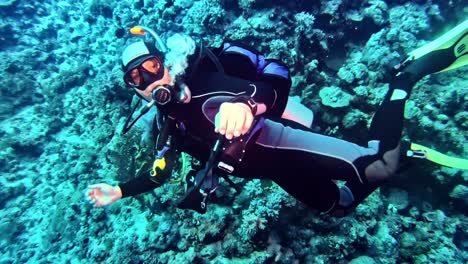 Diver-taking-over-an-underwater-camera-from-his-partner