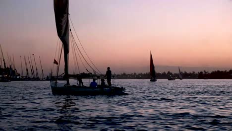 Nilsegelboot-Auf-Dem-Nil-In-Luxor-Bei-Sonnenuntergang-Im-Schönen-Und-Historischen-ägypten