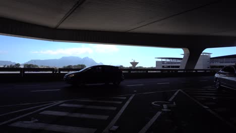 Parkplatz-Des-Internationalen-Flughafens-Von-Kapstadt-Mit-Dem-Tafelberg-Im-Hintergrund