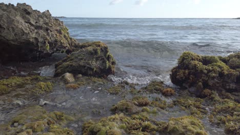 Kombination-Aus-Felsen,-Meer-Und-Wasser
