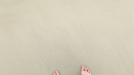 Meereswellen-Spülen-über-Strand-Und-Füße,-Ich-Perspektive