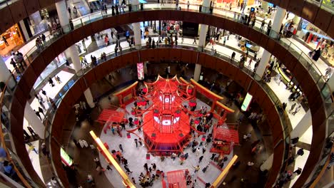 Das-Innere-Des-Einkaufszentrums-Dubai-Zeigt-Einen-Zeitraffer-Von-Touristen,-Die-Einkaufen-Und-Den-Chinesischen,-Maßgeschneiderten-Tempel-Besuchen,-Während-Die-Vereinigten-Arabischen-Emirate-Das-Chinesische-Neujahr-2019-Feiern