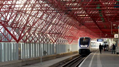 Ein-Sprinter-Kommt-Am-Bahnhof-Von-Almere-An