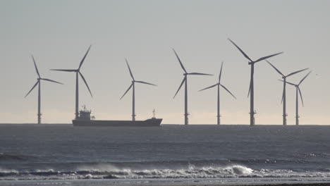 Wellen-Schlagen-Am-Ufer,-Als-Ein-Containerschiff-Am-Frühen-Morgen-An-Einem-Windkraftpark-Vor-Der-Küste-Von-Hartlepool-In-Der-Nordsee-Vorbeifährt