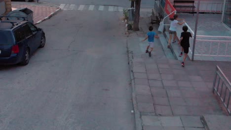 Kinder-Rennen-Auf-Der-Straße---Drohnenaufnahme