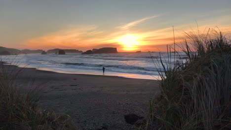 Sonnenuntergang-Am-Strand-Von-Bandon,-Eine-Person-Fischt-Vom-Strand-Aus