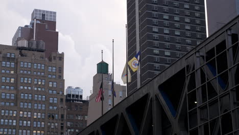Banderas-A-Media-Asta-Sobre-La-Autoridad-Portuaria-En-Manhattan