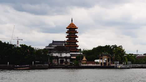 Che-Chin-Khor-Temple-and-Pagoda-at-Chaophraya-River-is-famous-to-devotees-and-for-sketchers,-photographers,-and-tourist-from-around-the-world