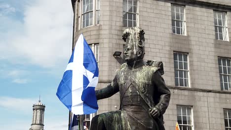 Cámara-Lenta-De-Una-Estatua-De-Gordon-Highlanders-Sosteniendo-El-Saltire-En-Una-Marcha-Pro-independencia-Escocesa