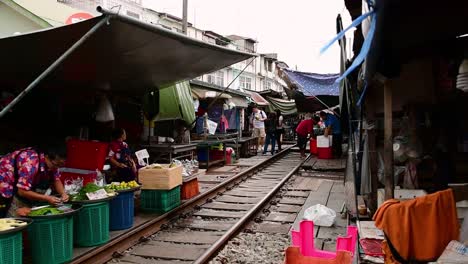 Un-Emocionante-Viaje-En-Tren-Al-Mercado-Ferroviario-De-Mae-Klong