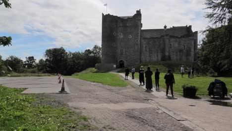 Turistas-Que-Visitan-El-Castillo-De-Doune