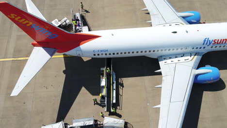 Das-Sunwing-Flugzeug-Ist-Gerade-Gelandet-Und-Das-Bodenpersonal-Bereitet-Sich-Darauf-Vor,-Die-Passagiere-Von-Bord-Zu-Bringen