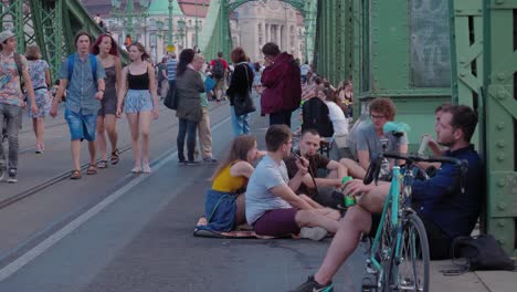 Jóvenes-Relajándose,-Bebiendo-Y-Fumando-En-El-Festival-Szabihid