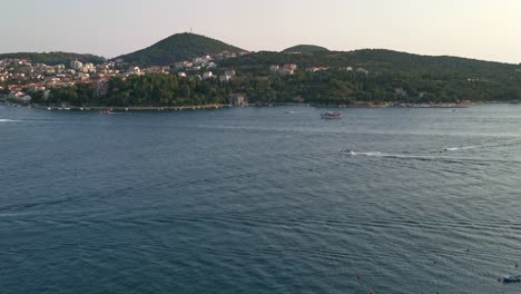 Panorama-Nocturno-Sobre-Los-Barcos-Que-Llegan-Al-Puerto-Y-El-Puente-Franjo-Tudman-En-Dubrovnik,-Croacia