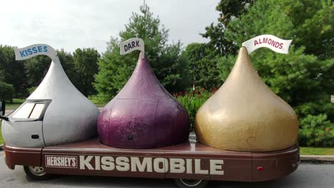 Drei-Hersheys-Küsse,-Milch,-Dunkel,-Mandel,-Bilden-Das-Kissmobile