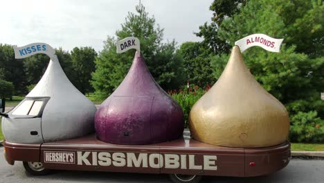 Tres-Besos-De-Hersheys,-Leche,-Oscuro,-Almendra-Componen-El-Kissmobile