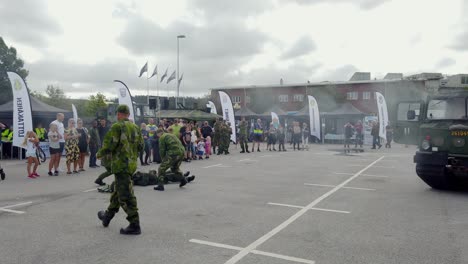 Soporte-Vital-Básico-De-Educación-Militar,-Soldado-Haciendo-Primeros-Auxilios-En-Un-Evento-En-Vivo,-Plano-Medio