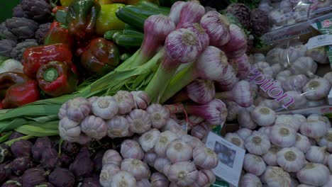 Frisches-Gemüse-Wird-An-Einem-Marktstand-Im-London-Borough-Market-Ausgestellt,-Einem-Der-ältesten-Und-Größten-Lebensmittelmärkte-In-London