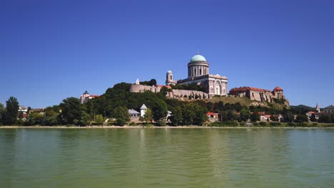 Cacerola-Lenta-En-El-Río-Danubio-En-La-Basílica-De-Esztergom