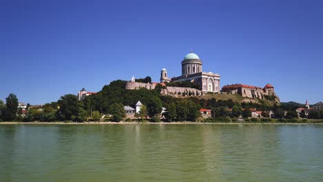 Langsames-Schwenken-Auf-Der-Donau-An-Der-Basilika-Von-Esztergom