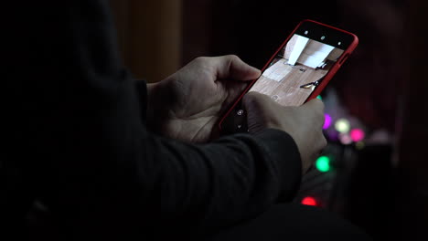 Mann-öffnet-Smartphone-Kamera-App,-Um-Ein-Foto-Auf-OnePlus-6-Zu-Machen,-Januar-2019-–-Smartphone-Mit-Kerbe