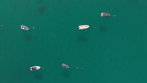 Eine-Professionell-Aussehende-Luftaufnahme-Der-Kristallklaren-Adria-Im-Mittelmeer,-über-Einigen-Booten-Und-In-Sichtweite-Von-Inseln