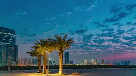 Zeitraffer-Einer-Bezaubernden-Aussicht-In-Einem-Reem-Central-Park-In-Abu-Dhabi-Mit-Sonnenuntergang-Und-Ziehenden-Wolken