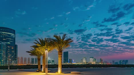 Lapso-De-Tiempo-De-Una-Vista-Encantadora-En-Un-Parque-Central-Reem-En-Abu-Dhabi-Con-La-Puesta-De-Sol-Y-Las-Nubes-En-Movimiento