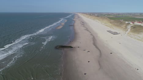 Sonniger-Tag-Am-Strand-In-Den-Niederlanden-Menschen,-Die-Auf-Dünen-Spazieren