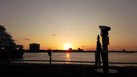 Die-Fähre-Fährt-Bei-Sonnenuntergang-In-Den-Hafen-Von-Portsmouth-Ein