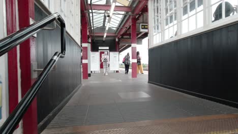 Gehen-Sie-Die-Treppe-An-Der-U-Bahnstation-Northwick-Park-Der-Metropolitan-Line-In-Harrow,-London,-Hinauf