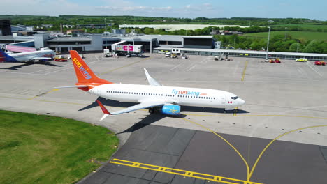 Seguimiento-De-Toma-Panorámica-A-La-Derecha-De-Un-Avión-Sunwing-Que-Se-Dirige-A-La-Puerta-De-Su-Terminal-De-Llegada