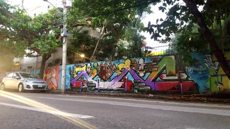 Timelapse-De-Video-De-Una-Mujer-Joven-En-Forma-Trotando-Más-Allá-De-Un-Colorido-Mural-De-Graffiti-Artístico-A-Lo-Largo-De-Una-Calle-Del-Centro-De-México