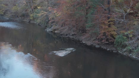The-Wissahickon-Creek,-slow-flow,-no-turbulence,-autumn