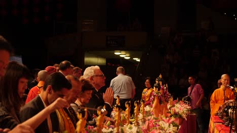 Menschen,-Die-Vor-Der-Buddha-Statue-Beim-Buddha-Geburtstagsfest-Beten